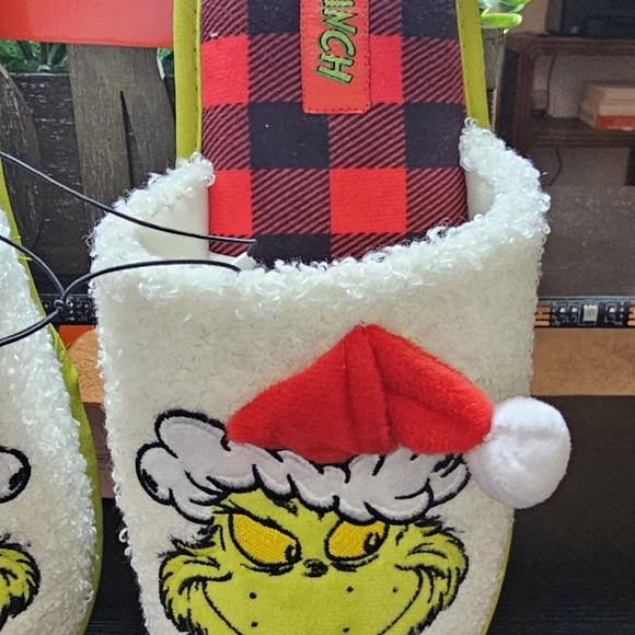 Grinch slippers Womens size 7-8. Nwt - Picture 2 of 3